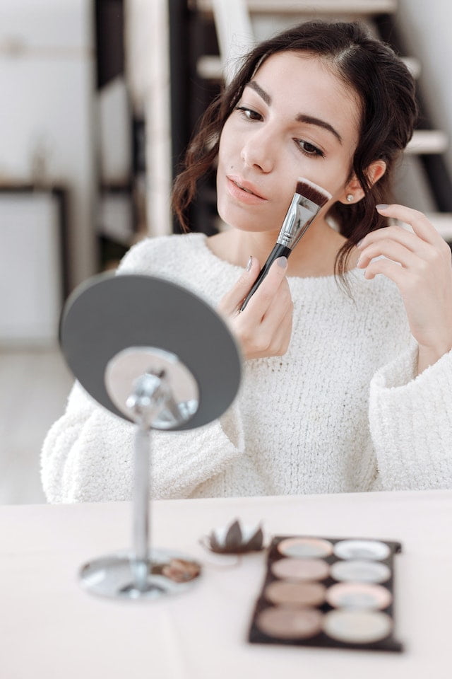 4 signes du zodiaque féminin qui adoptent l’art du maquillage