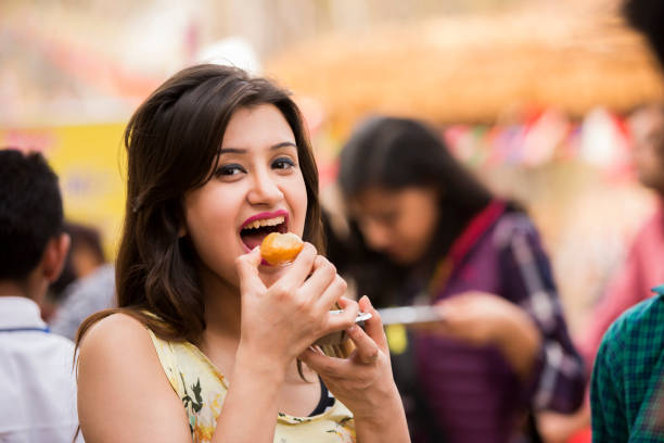 5 signes du zodiaque pour les femmes qui aiment manger dans la rue