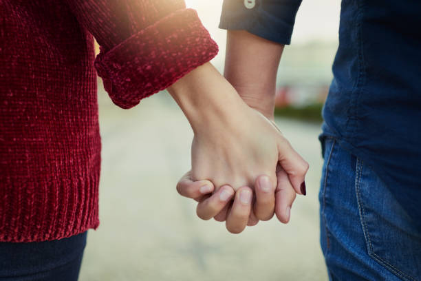 6 signes du zodiaque pour les hommes qui aiment tenir la main de leur partenaire