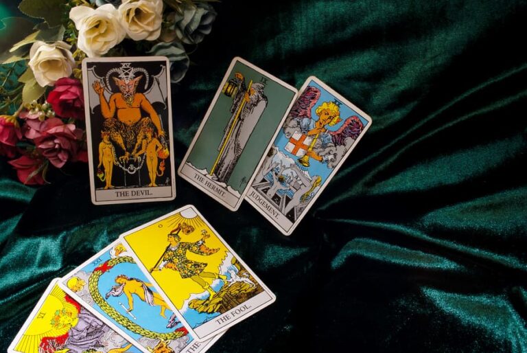 Démêler la connexion mystique : les systèmes de divination du tarot