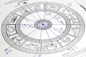 Naviguer dans les tournants de la vie avec l’astrologie et la numérologie
