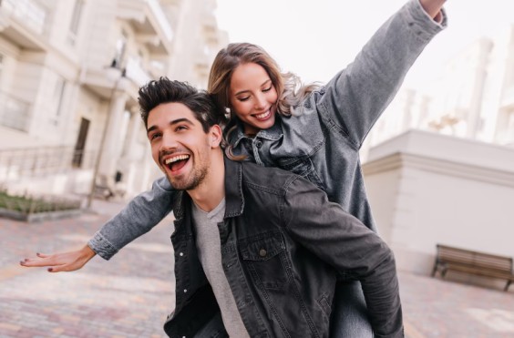 Top 10 des signes que vous êtes dans une relation saine et heureuse
