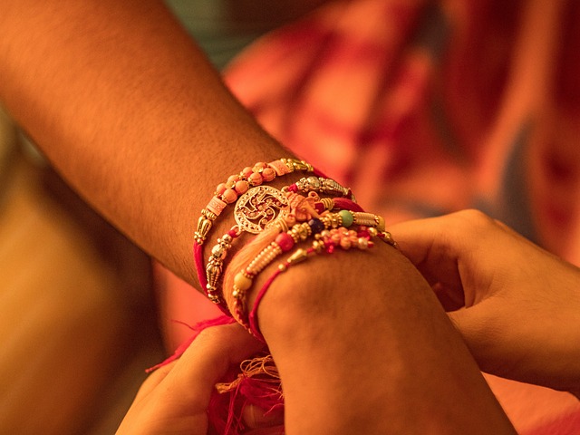 Raksha Bandhan couleur porte-bonheur pour la naissance d’août selon l’astrologie