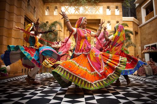 Plongez dans le monde vibrant de Navratri Garba, une fusion de danse et de dévotion qui enflamme l'esprit de fête.