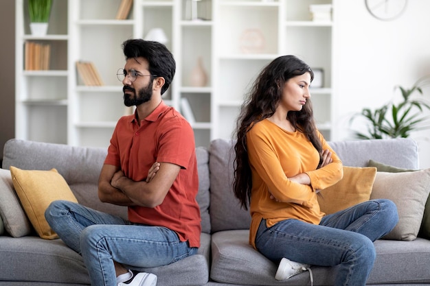 Photo d'un homme et d'une femme indiens offensés l'un envers l'autre après une dispute à la maison