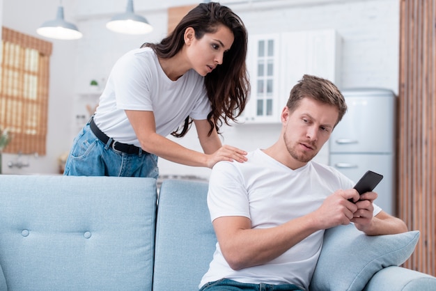 Photo gratuite femme se disputant avec son petit ami accro à Internet
