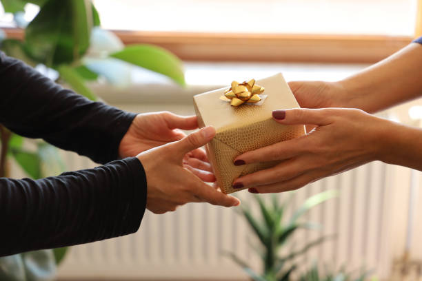 7 signes du zodiaque qui aiment offrir des cadeaux à leur partenaire