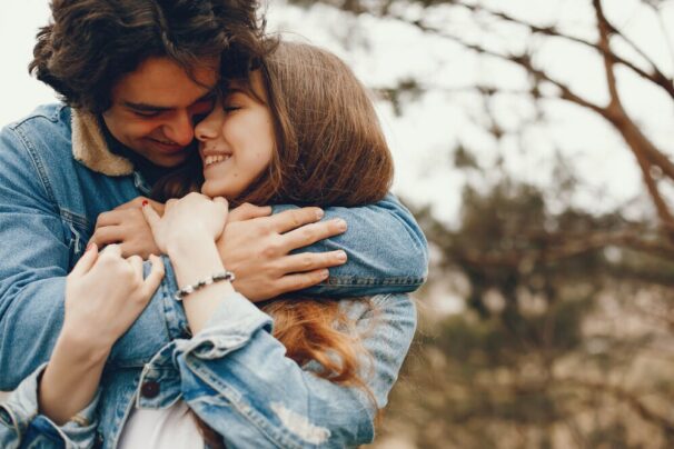 4 Zodiac Signs Who Like Hug To Their Partner