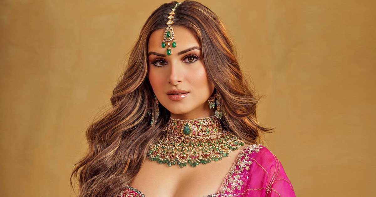 Tara Sutaria ajoute une touche moderne au Banarasi Saree classique avec un haut tube, pour un look festif 10/10 - Les filles, prenez l'inspiration pour réussir la tendance bohème-chic