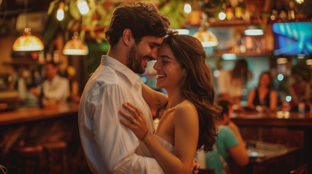 Joyeux couple s'embrassant et souriant dans un bar confortable avec un éclairage ambiant chaleureux