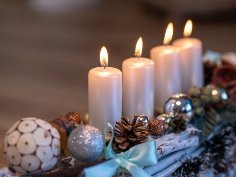 Quelles bougies allumer à Noël et au Nouvel An 2026 pour l'argent, l'amour et la paix