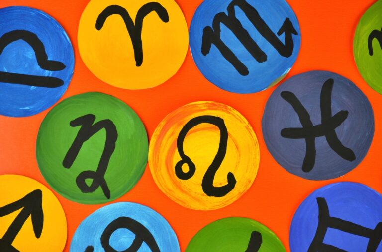 Quelles couleurs ne favorisent pas votre signe en 2026 : elles portent malheur