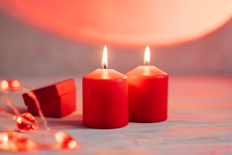 Pourquoi allumer des bougies rouges avant la Saint-Valentin pour attirer l'amour