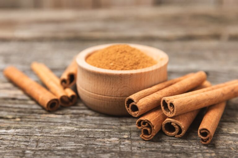 Une pincée de cannelle en poudre sur un citron appelle à la prospérité