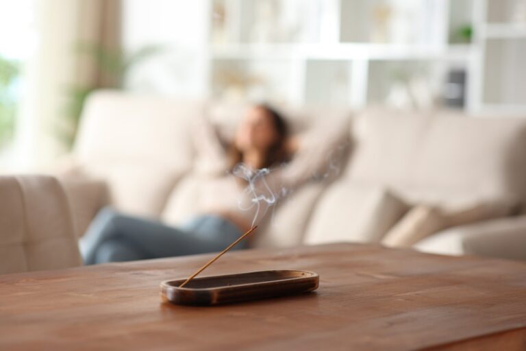 L'encens au bois de santal et à la sauge nettoie la maison des mauvaises énergies