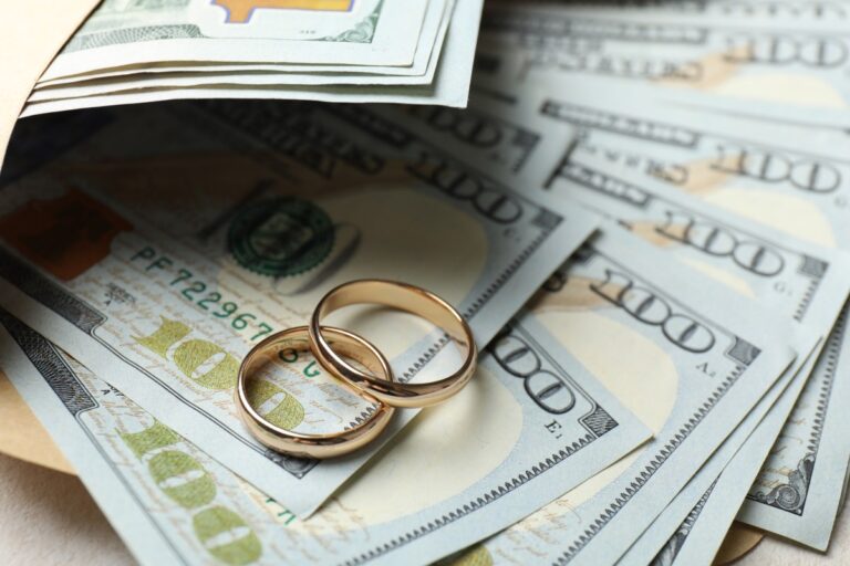 Les signes du zodiaque qui recherchent des couples ayant de l'argent pour se marier