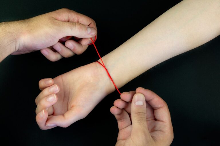 Que se passe-t-il si un bracelet rouge servant d'amulette se brise : la signification spirituelle