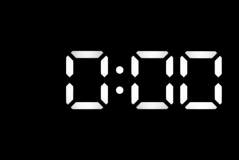Voir l'heure 00h00 est plus qu'une coïncidence, selon la numérologie