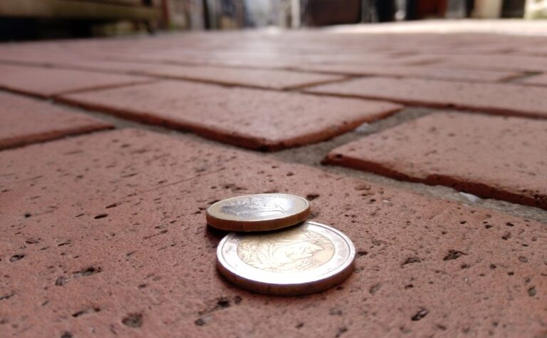 La signification spirituelle de trouver des pièces de monnaie dans le sol : plus que de la chance ?