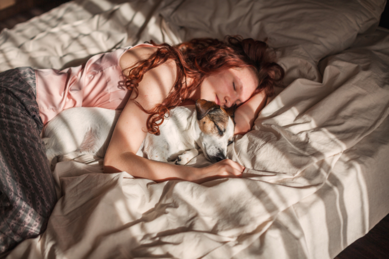 Rêver de chien: qu'est-ce que cela signifie spirituellement et quel est son message