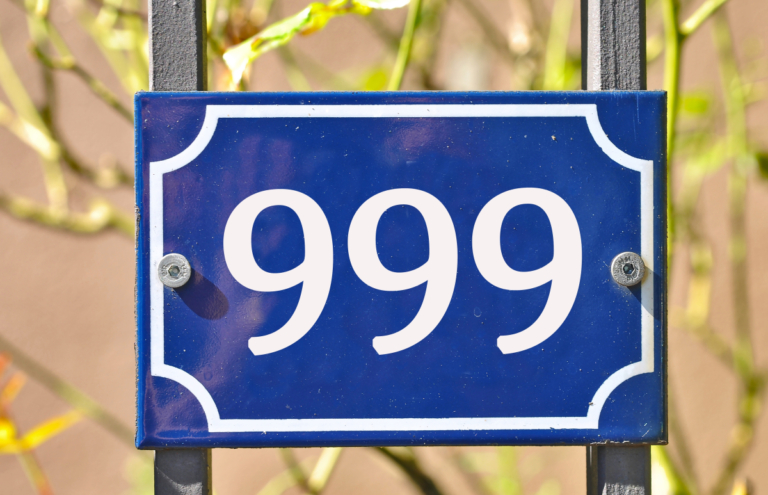 Voir 999 répété : les anges envoient un message pour fermer les cycles