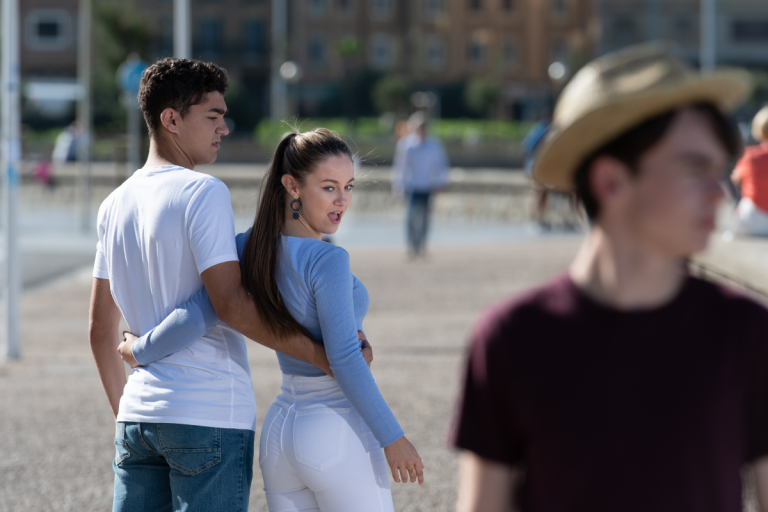 Signes du zodiaque qui flirtent avec les autres même s&rsquo;ils sont en couple