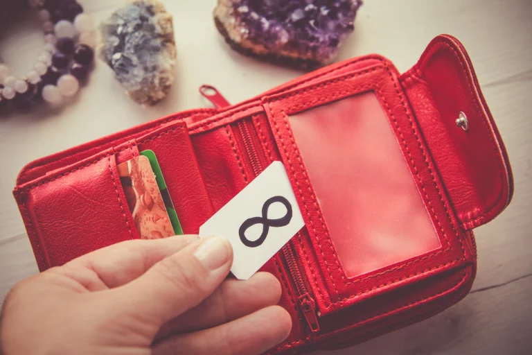4 porte-bonheur que vous pouvez emporter dans votre portefeuille pour attirer de l&rsquo;argent