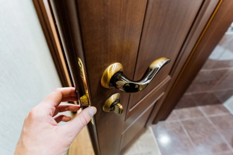 L&rsquo;objet que beaucoup placent derrière la porte et qui pourrait protéger la maison