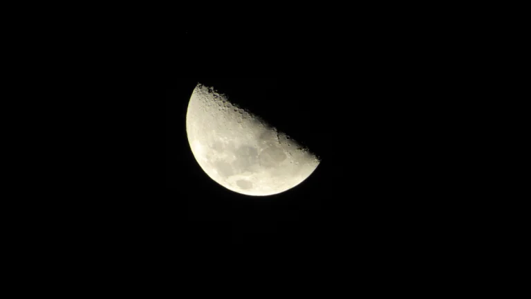 Lune au dernier quartier en Gémeaux : qu&rsquo;est-ce que cela signifie et comment profiter de son énergie en septembre