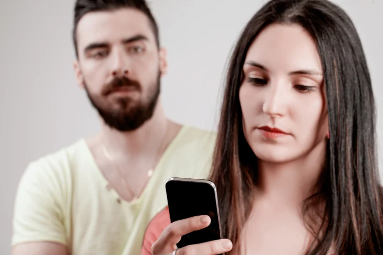 Les signes du zodiaque les plus possessifs en amour : leurs habitudes les plus extrêmes
