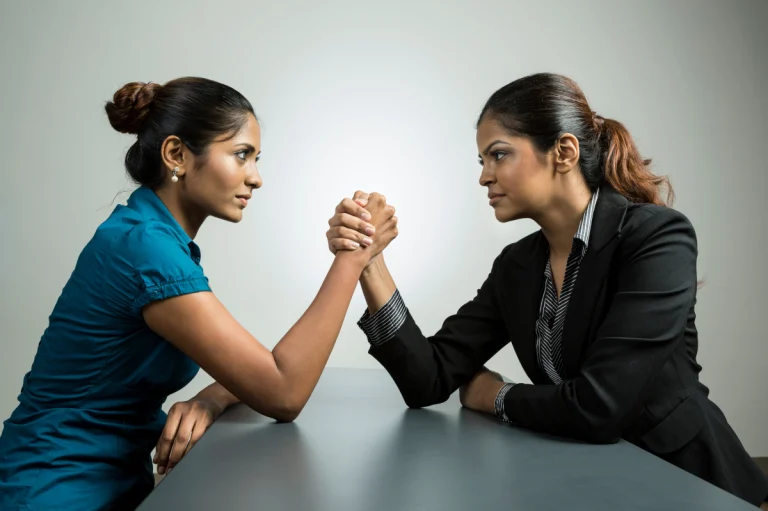 Les femmes du Zodiaque qui ne se supportent pas : envie, jalousie et rivalité éternelle