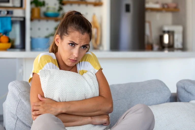 Signes du zodiaque qui retiennent l&rsquo;envie de pleurer : ils pensent que c&rsquo;est une faiblesse