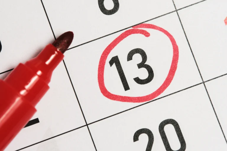 La superstition du mardi 13 : pourquoi c&rsquo;est considéré comme une malchance et ce qu&rsquo;il ne faut pas faire